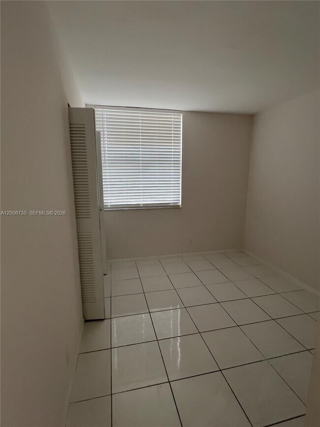 Building Photo - 216 Lake Pointe Dr