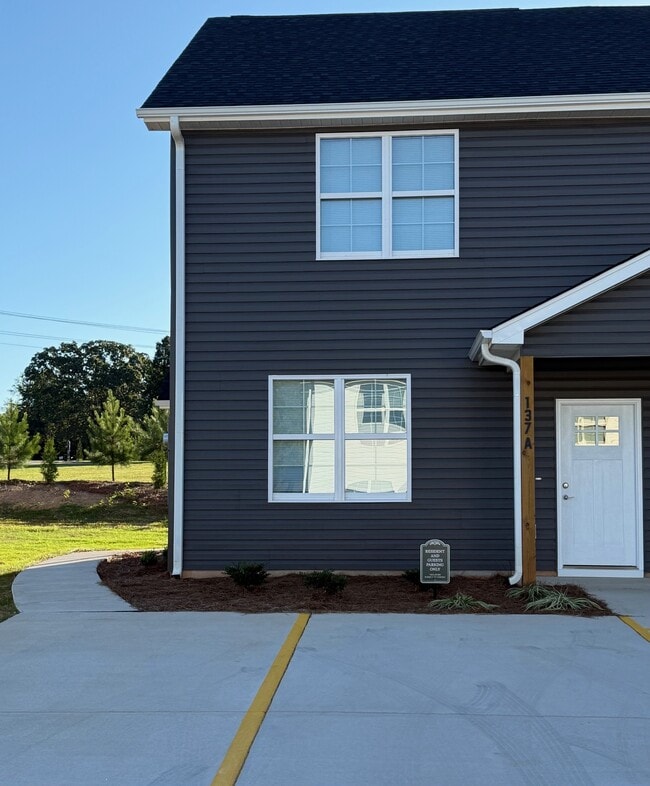 Building Photo - 137 Diver Dr