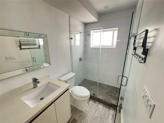 Building Photo - 220 Collins Ave