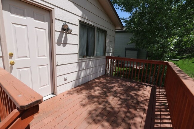 Building Photo - Near Ft Carson, 1342sf Bi-level, 3bd/2ba/2...