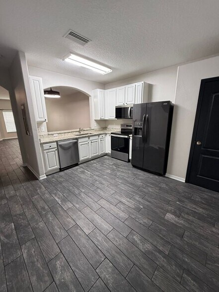 Building Photo - 30316 Elderwood Dr