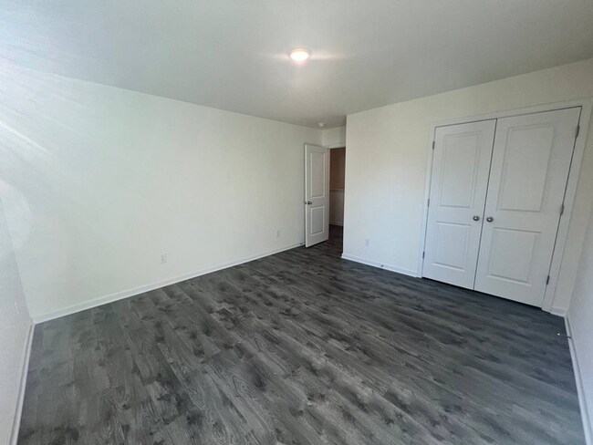 Building Photo - 1064 W Bank St