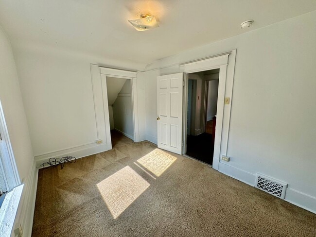 Building Photo - 4 Bedroom House Across from EMU! Available Fall 2026