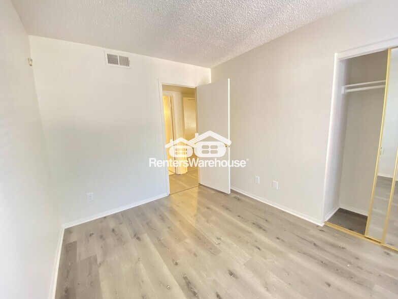 Building Photo - 2122 E Kirkland Ln