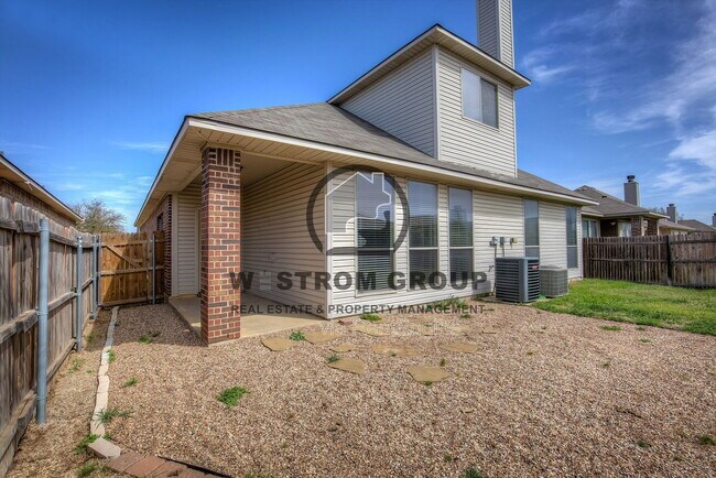 Building Photo - 3217 Hornbeam St