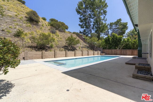 Building Photo - 3062 Arrowhead Dr