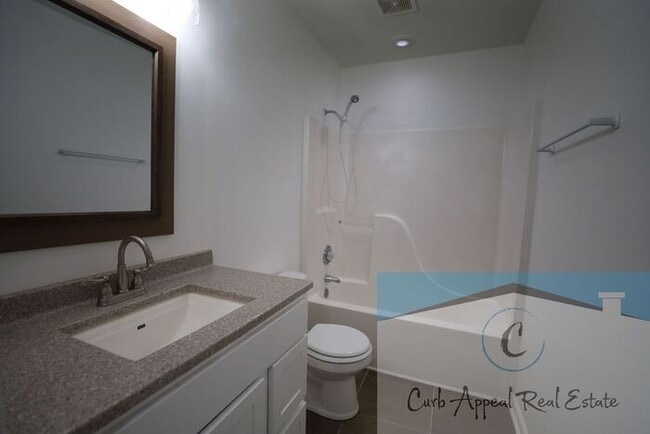 Building Photo - Beautiful 2 bed 1 bath house - Bono!