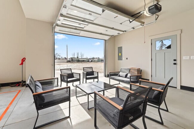 Building Photo - 303 CM Rdg Ln