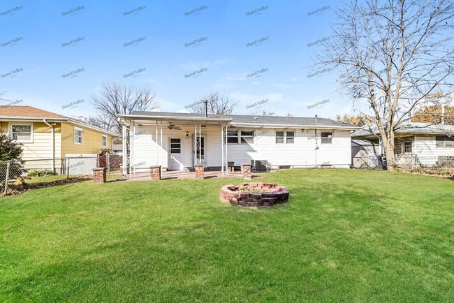 Building Photo - 30 Manor Dr