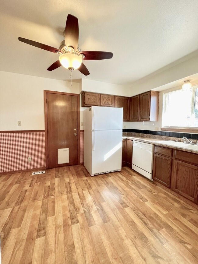 Building Photo - 2 Bedroom 1 Bath Rancher in Constitution H...