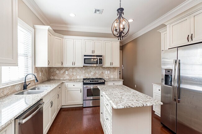 Building Photo - 3 Bedroom Townhome Available Now Near Old Goodwood!