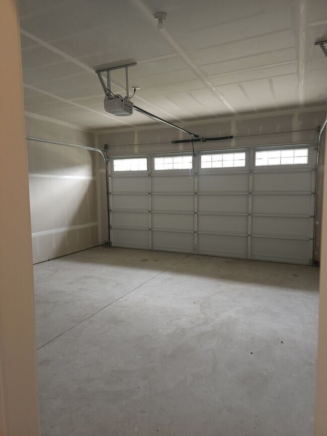Building Photo - 15717 View Dr Ct SE