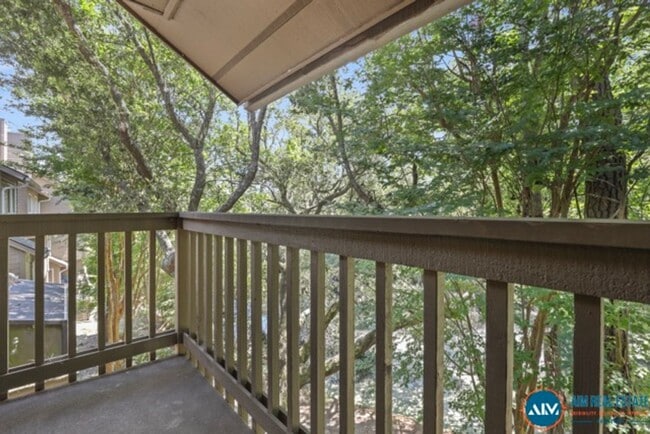 Building Photo - Updated Wyndemere Condo at Yacht Cove – Fr...