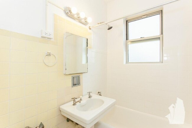 Building Photo - 2536 N Sawyer Ave