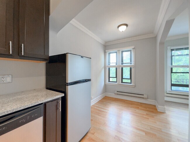 Building Photo - 4742 N Hermitage Ave