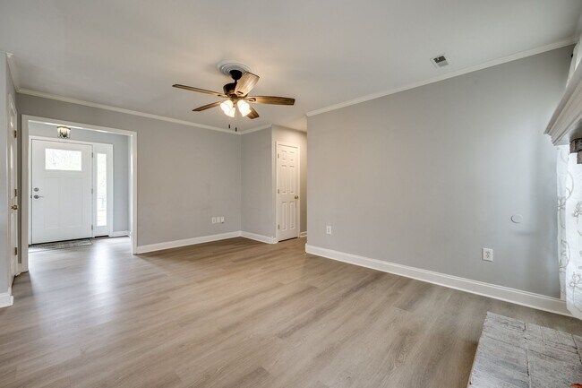 Building Photo - Beautiful 3 bedroom 2 full bath Ranch on a cul-de-sac in Charlotte's Walnut Creek community.