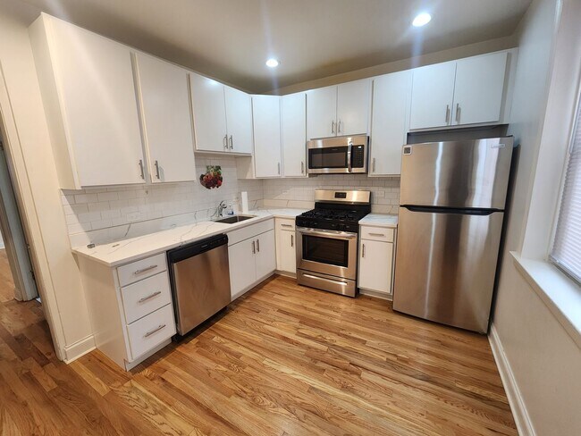 Building Photo - Spacious 2bed/1bath With Vintage Touches and Updated Kitchen