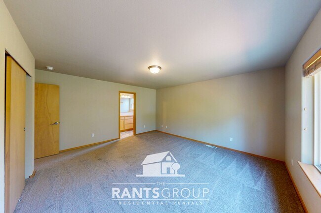 Building Photo - Fantastic Neighborhood! Easy Commute to JB...