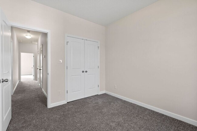 Building Photo - Stunning Townhome!