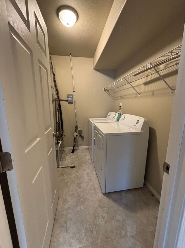 Building Photo - 3 Bedroom Townhome!