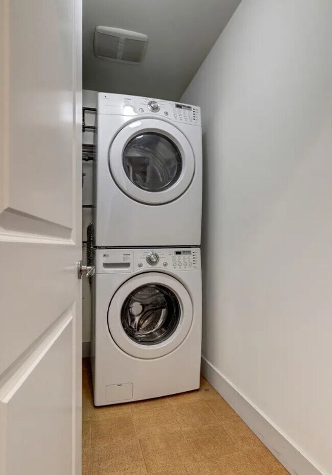 Building Photo - Bright & Spacious Townhome for Rent in a Charming, Tree-Lined Neighborhood