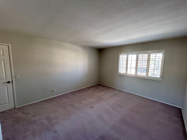 Building Photo - 8132 E Hillsdale Dr