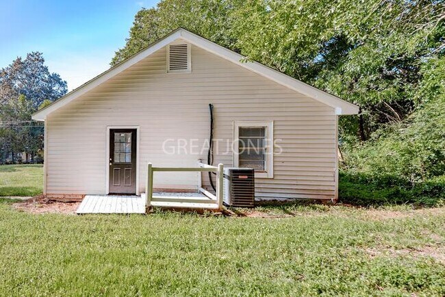 Building Photo - Charming 2 Bedroom in LaGrange!