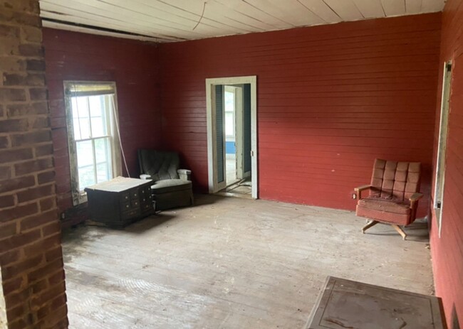 Building Photo - Historic Property! - $290 Month / $600 Down