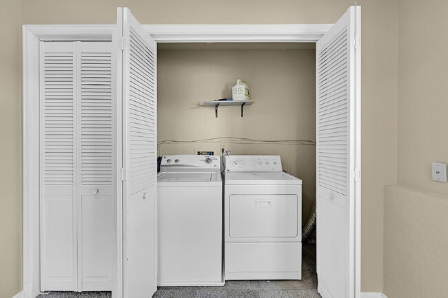 Building Photo - $1,895.00 with $300 OFF First Month's Rent, 2 Bedrooms, 1.5 Bathroom, Single Family Home in Color...