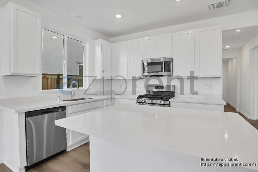 Building Photo - 15474 Hedges Dr