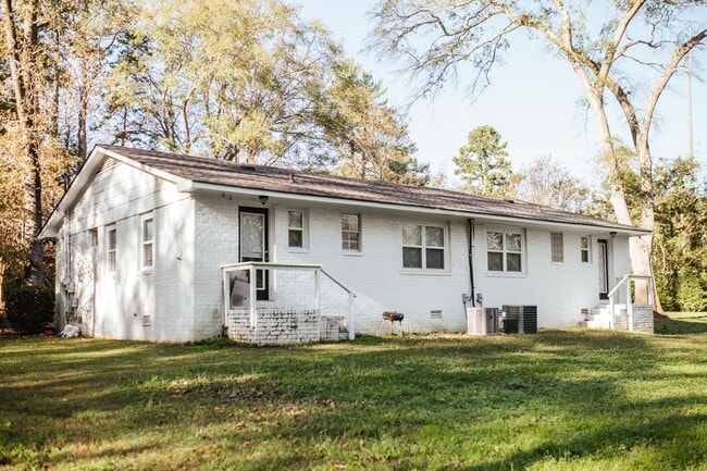 Building Photo - Cute and Quiet West Side Duplex!