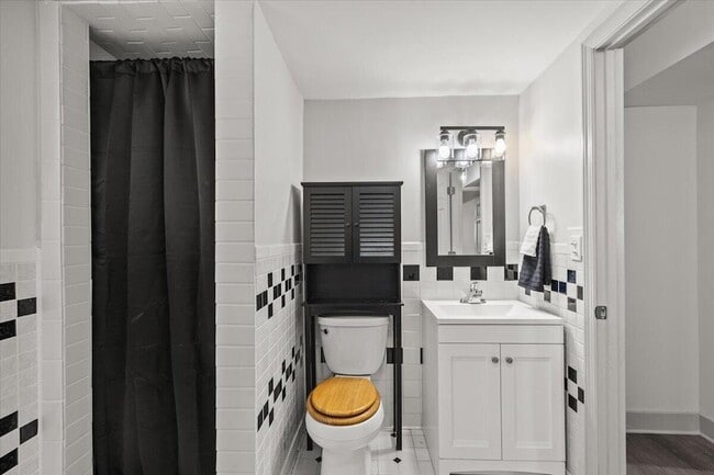 Building Photo - 9121 Potomac Dr