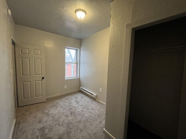 Building Photo - 615 W Locust St