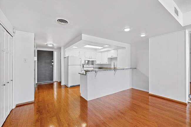 Building Photo - Art Deco Condo 1 Bedroom  1 Bath with cove...