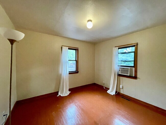 Building Photo - ALL UTILITIES INCLUDED!