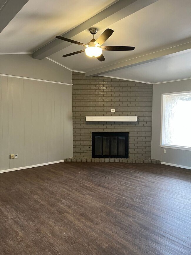 Building Photo - 3/2/2 South West Lubbock