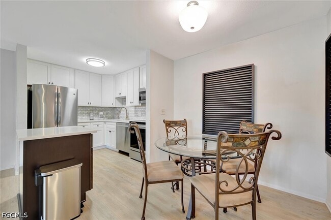 Building Photo - 8110 S Woods Cir