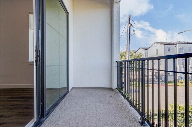 Building Photo - 2751 Freund St