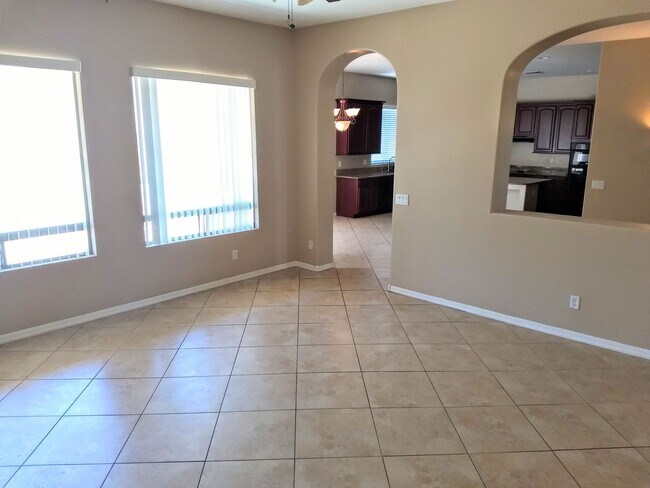 Building Photo - HUGE 5 bedroom, 3 bathroom in Glendale