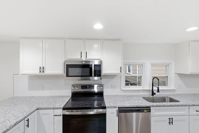 Building Photo - Fully Updated 2-Bed with Modern Finishes