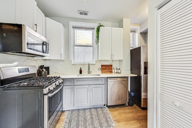 Building Photo - 2541 N California Ave