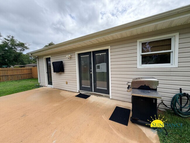 Building Photo - 48 Poulton Dr NW