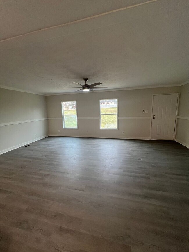 Building Photo - Large 3 bedroom / 2 bath home / 1 Acre FOR RENT