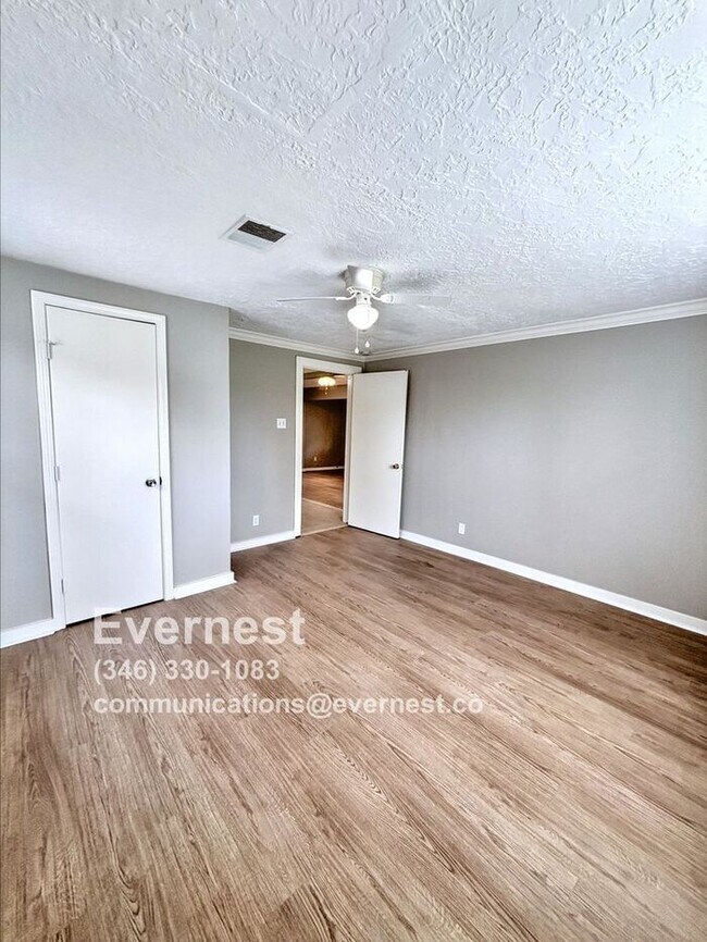 Building Photo - 3-Bedroom, 2-Bath Home with Pool and Conve...