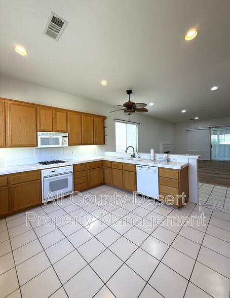 Building Photo - 74594 Moss Rose Dr