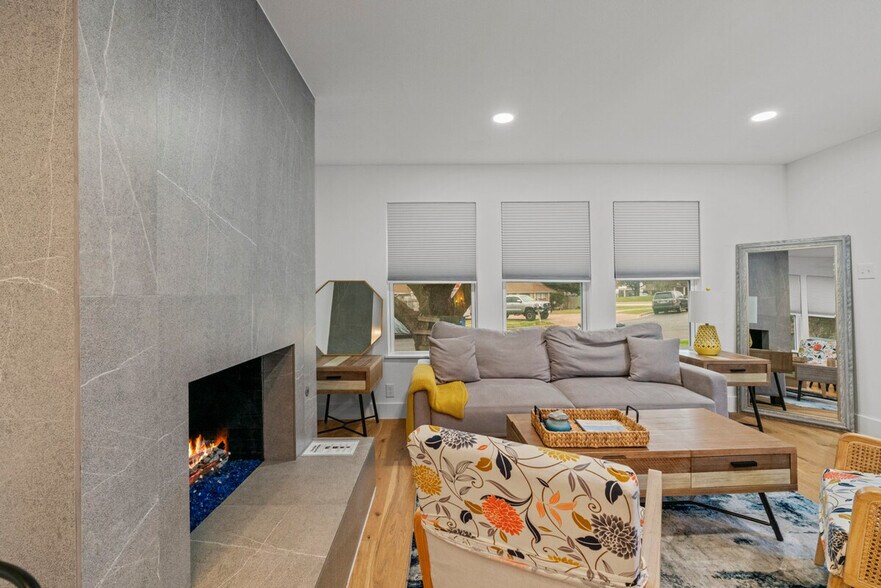 Building Photo - 2104 Lamplight Village Cir