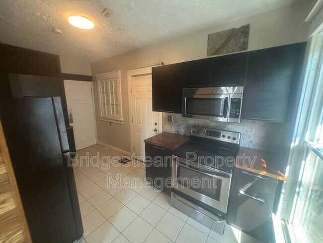 Building Photo - 823 Princeton Dr