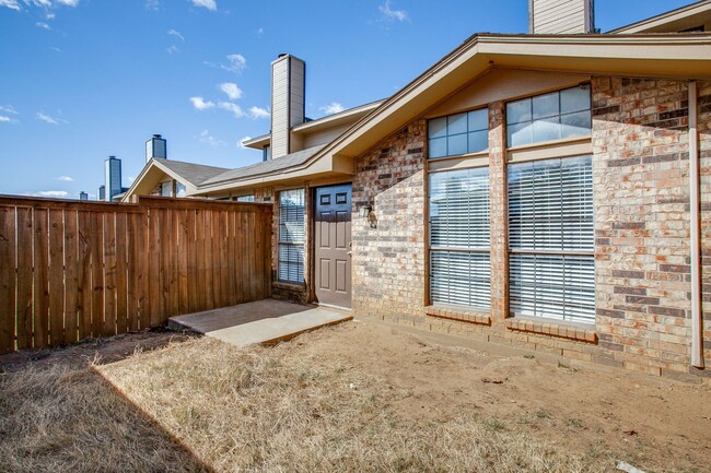 Building Photo - 3 Bedroom Townhome in Kennedale - Fast Mov...