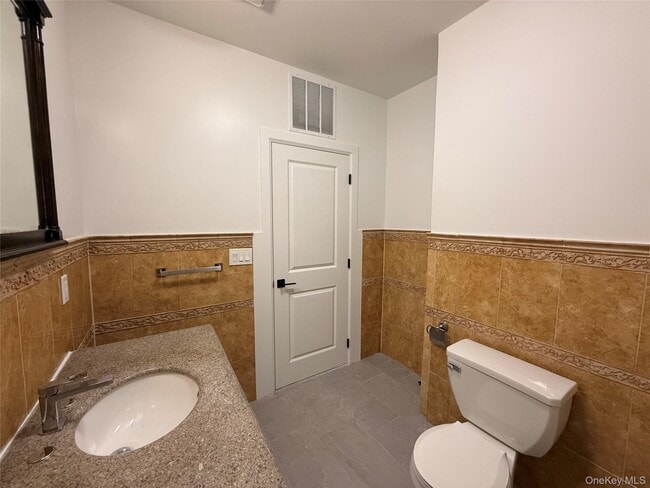 Building Photo - 222 Primrose Ave