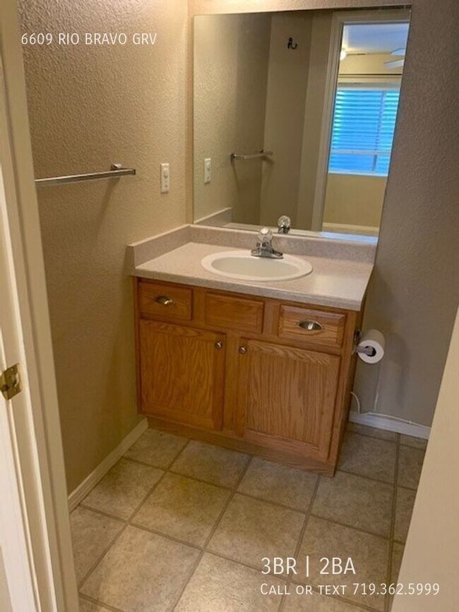 Building Photo - 2-story Townhome with Finished Basement